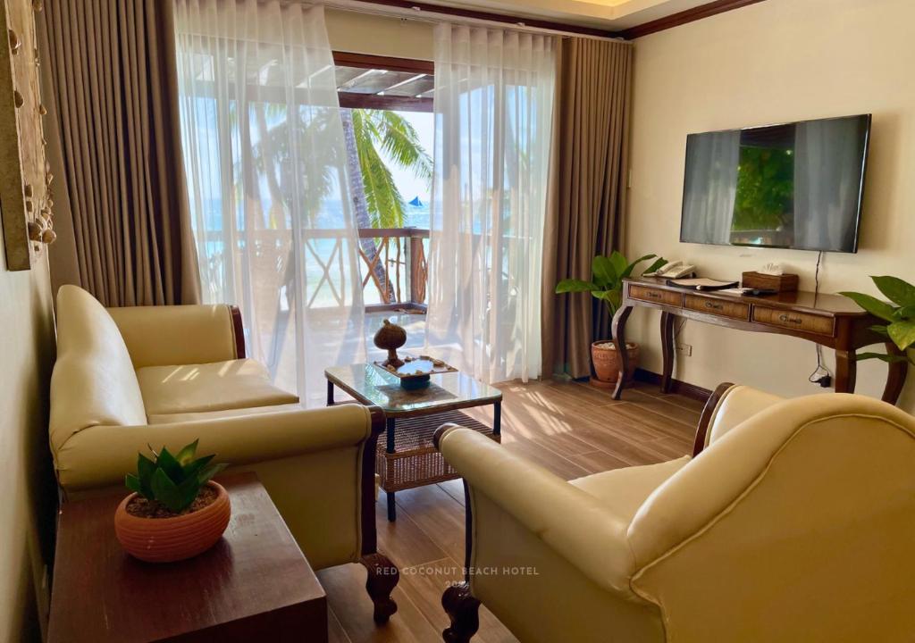 TV a/nebo společenská místnost v ubytování Red Coconut Beach Hotel Boracay