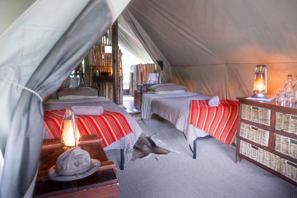 Postel nebo postele na pokoji v ubytování Quatermain's 1920's Safari Camp – Amakhala Game Reserve