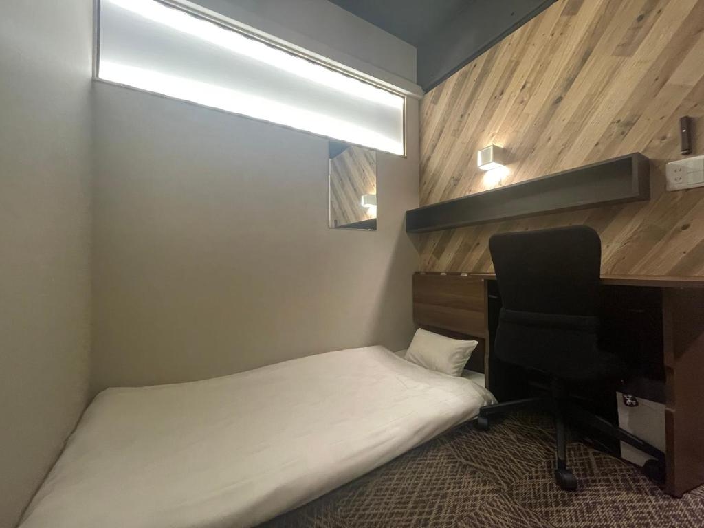 Postel nebo postele na pokoji v ubytování CAPSULE HOTEL CONTINUE NijojoKita