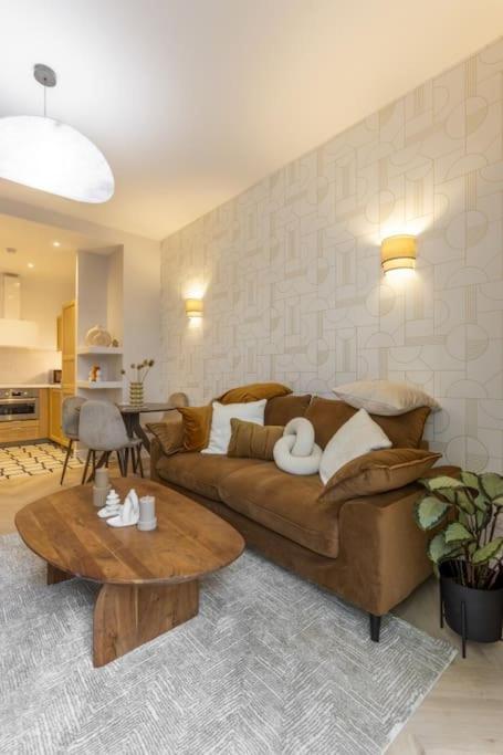 un salon avec un canapé et une table basse dans l'établissement New 1 bedroom - Jardin des Plantes-Gobelins- 5ème, à Paris