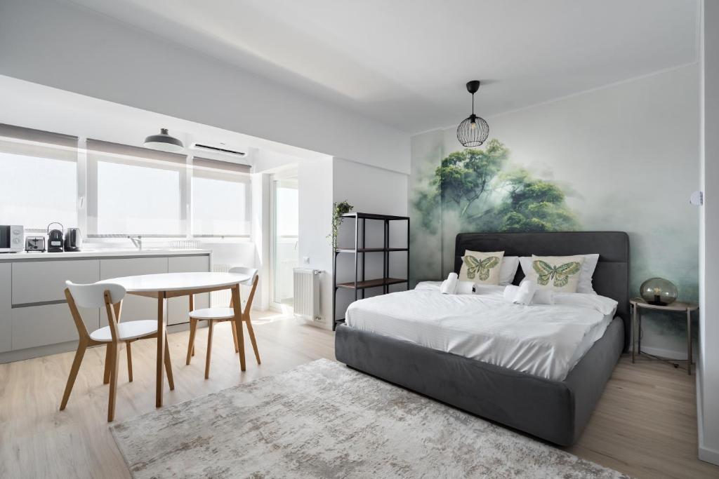 Un dormitorio con una cama y una mesa y una cocina. en Rares Den 1142, Free parking, Panoramic view, en Bucarest