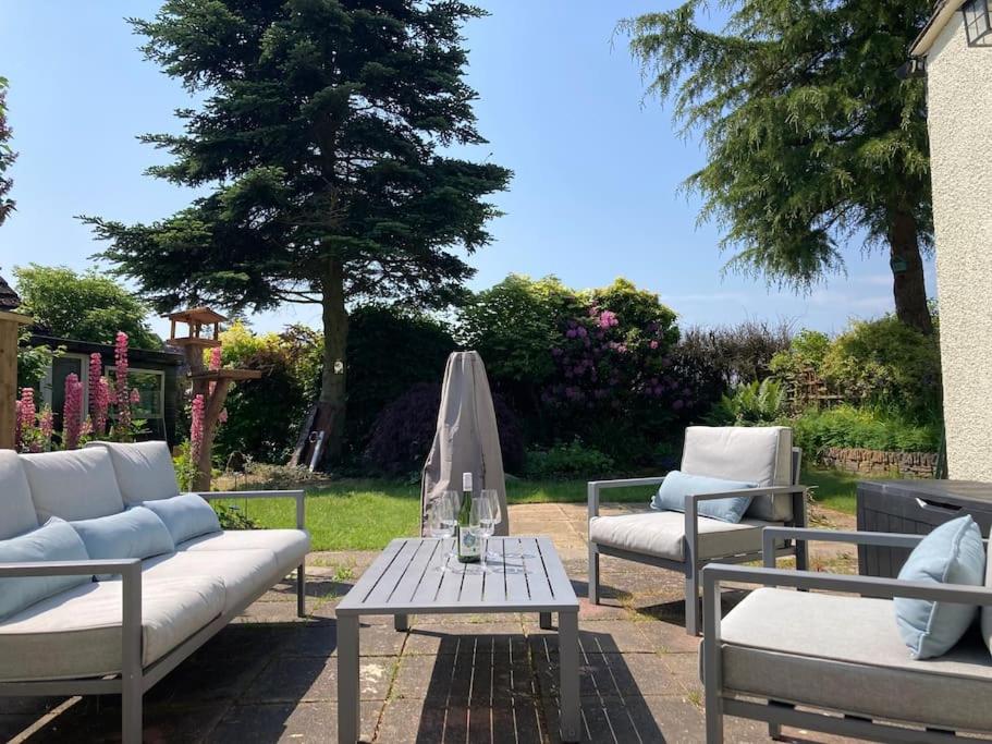 eine Terrasse mit zwei Sofas und einem Tisch mit in der Unterkunft Cottage in heart of Perthshire in New Scone