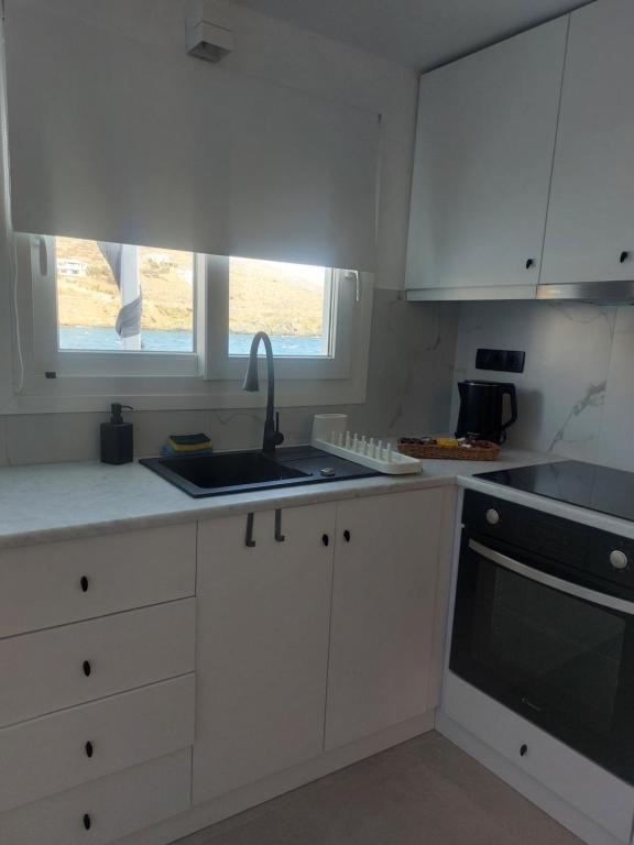 Köök või kööginurk majutusasutuses Apomero Apartment in Rochari Panormos