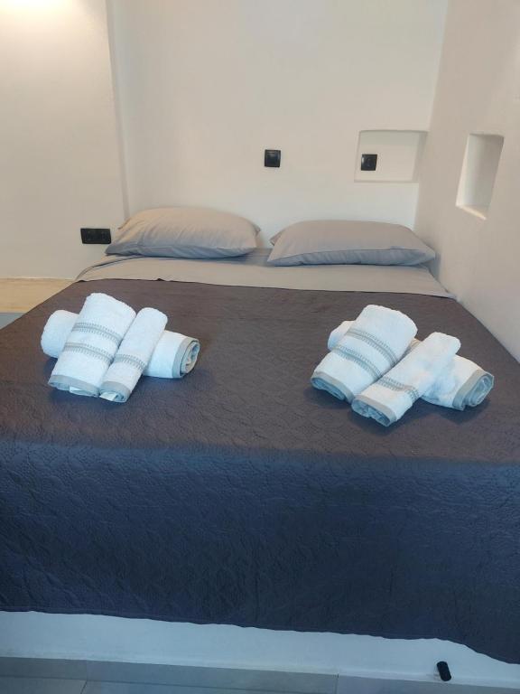Voodi või voodid majutusasutuse Apomero Apartment in Rochari Panormos toas