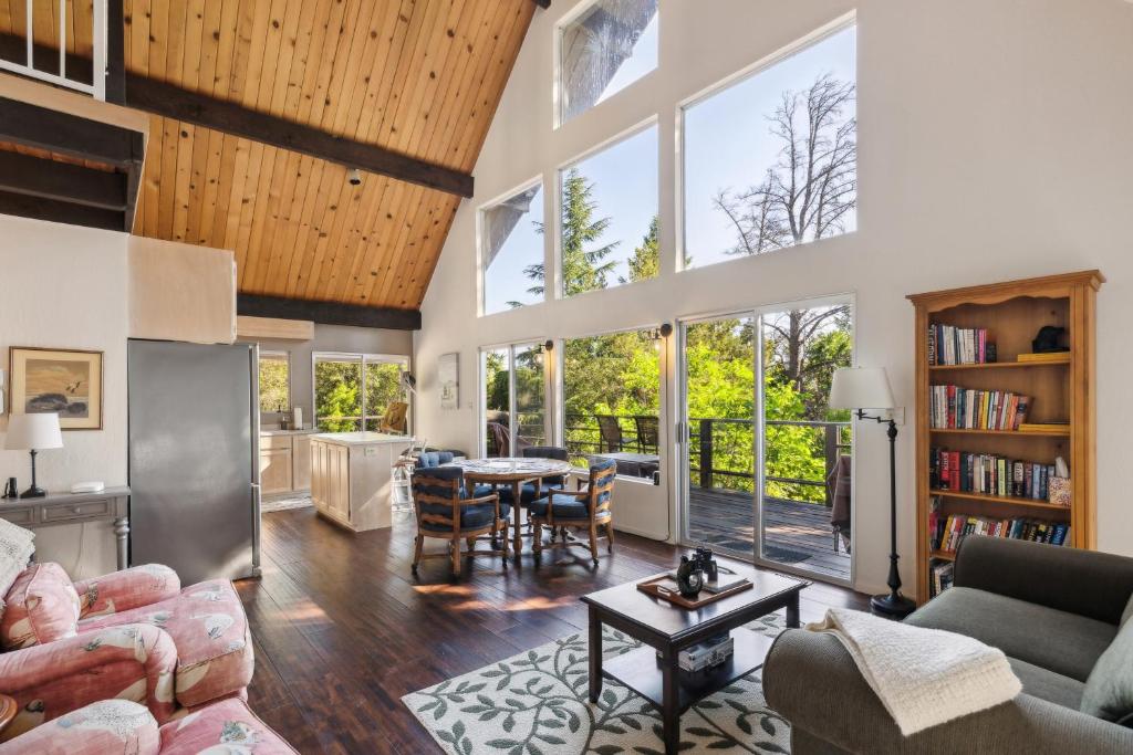 ein Wohnzimmer mit Sofa und Tisch in der Unterkunft Warm and Cozy Mountain and Lake View Haven cottage in Kelseyville