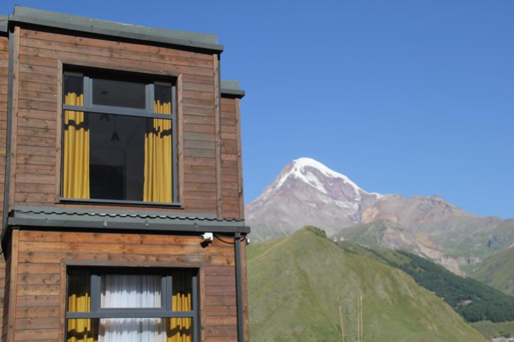 Nespecifikovaný výhled na hory nebo výhled na hory při pohledu z hotelu