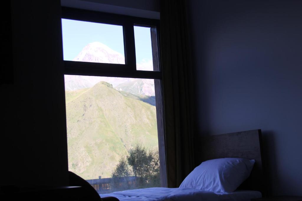 Postel nebo postele na pokoji v ubytování Melodia KAZBEGI