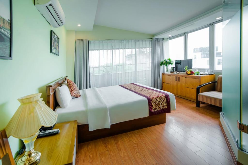 Postel nebo postele na pokoji v ubytování Ha Noi Lake View Hotel & Travel