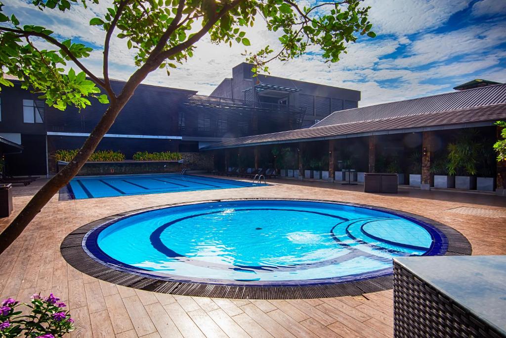 Bazén v ubytování The Full Moon Hotel Katunayake nebo v jeho okolí