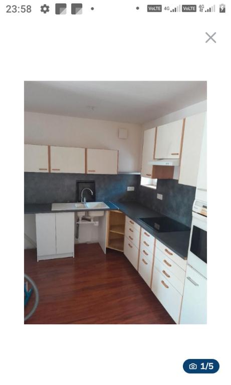 une petite cuisine avec des armoires blanches et un évier dans l'établissement LOGEMENT-PINSEL-a-BRECE-53120, à Brécé