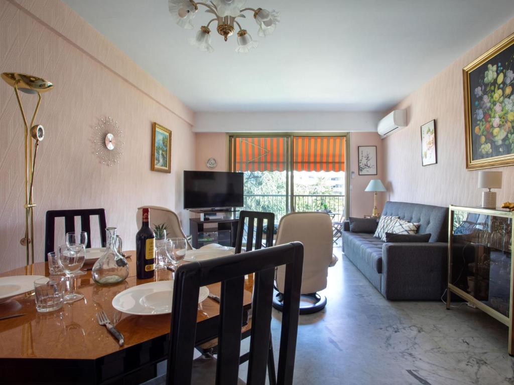 une salle à manger et un salon avec une table et des chaises dans l'établissement Apartment L'Hippocampe by Interhome, à Cagnes-sur-Mer