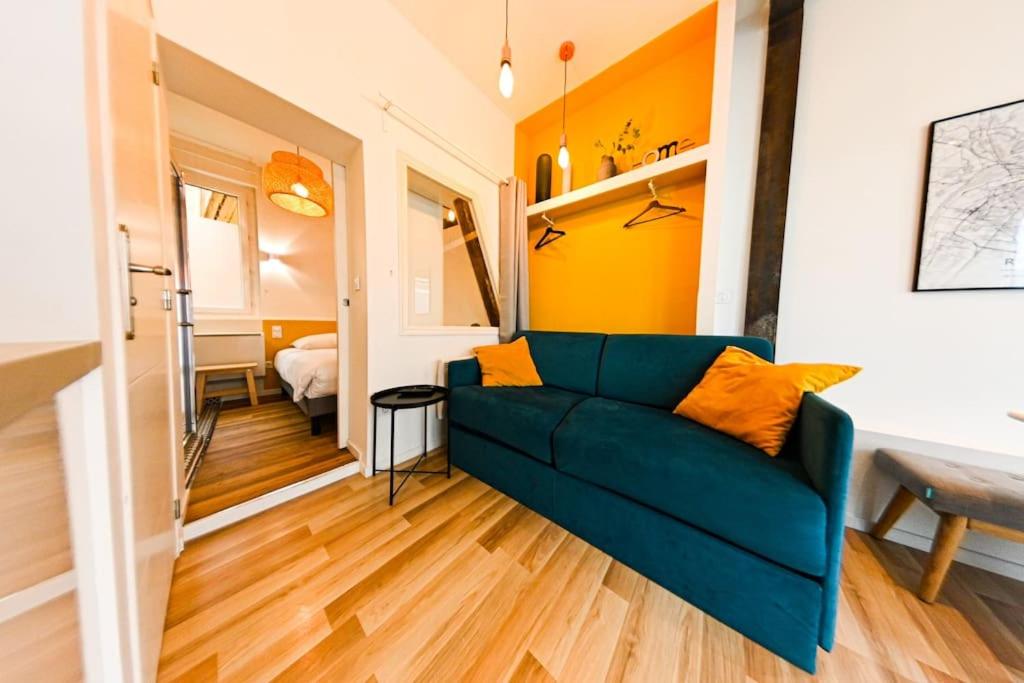 - un salon avec un canapé et une chambre dans l'établissement Gare - La Boutique Beauvoisine, à Rouen