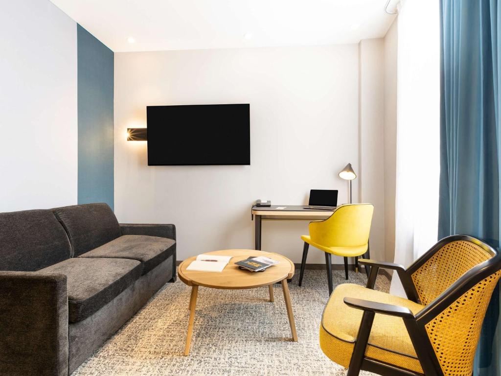 TV a/nebo společenská místnost v ubytování Mercure Epinal Centre