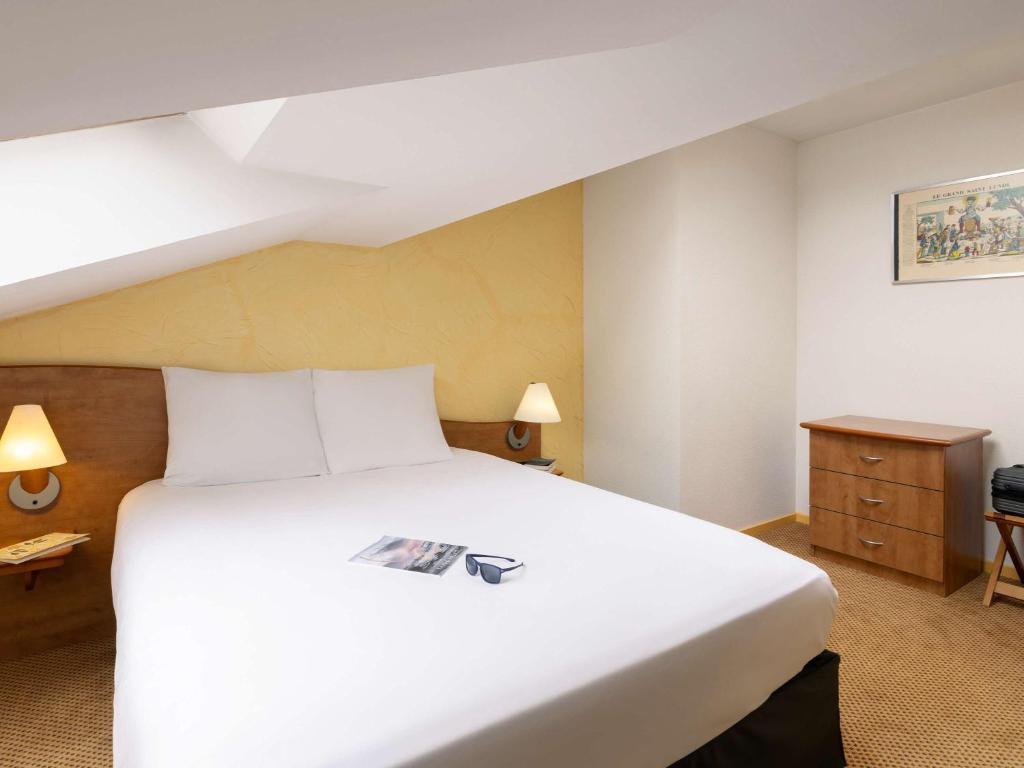 Postel nebo postele na pokoji v ubytování Mercure Epinal Centre