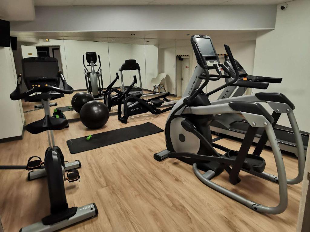 Fitness centrum a/nebo fitness zařízení v ubytování Mercure Epinal Centre