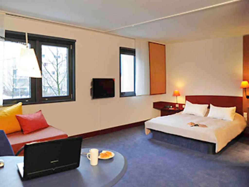 Postel nebo postele na pokoji v ubytování Novotel Suites München Parkstadt Schwabing