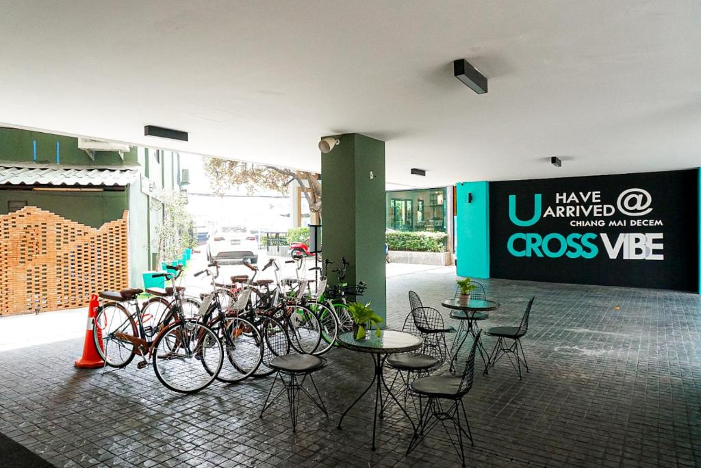 A covered arrival area combines bicycle parking with casual café-style seating.