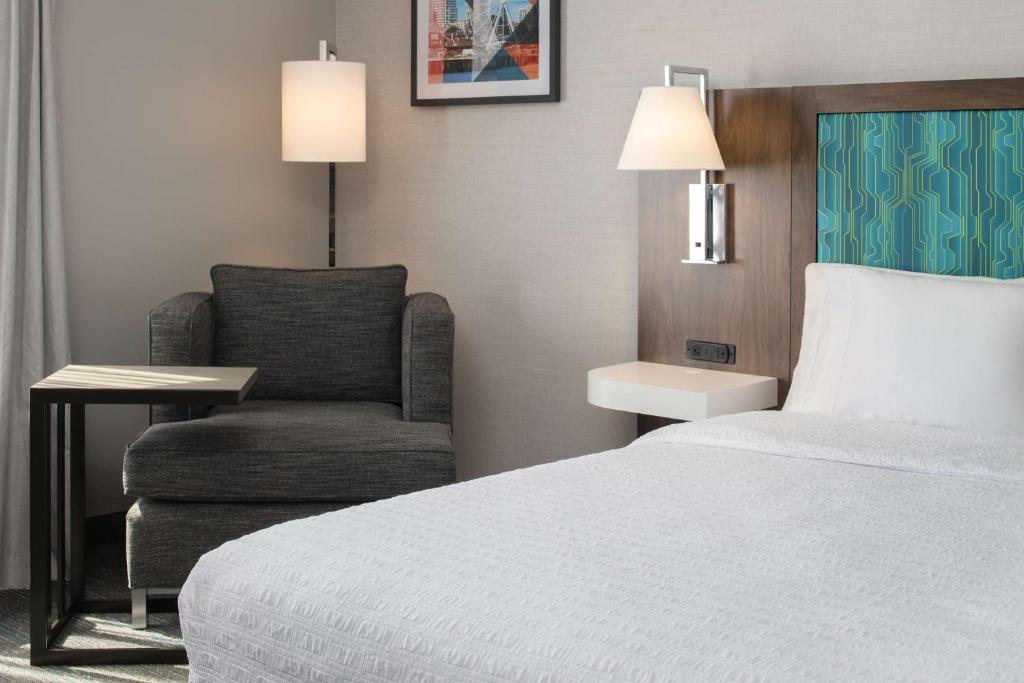 Hampton Inn and Suites Seattle - Airport / 28th Avenue - 