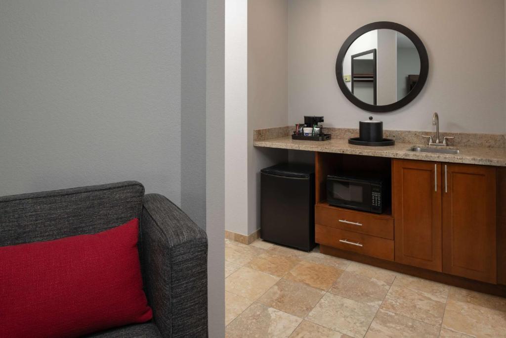 Hampton Inn and Suites Seattle - Airport / 28th Avenue - 