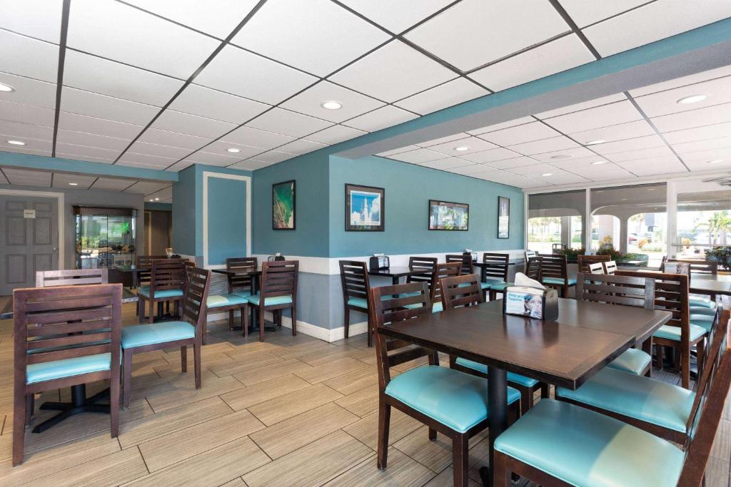 Restaurace v ubytování La Quinta Inn by Wyndham Cocoa Beach-Port Canaveral