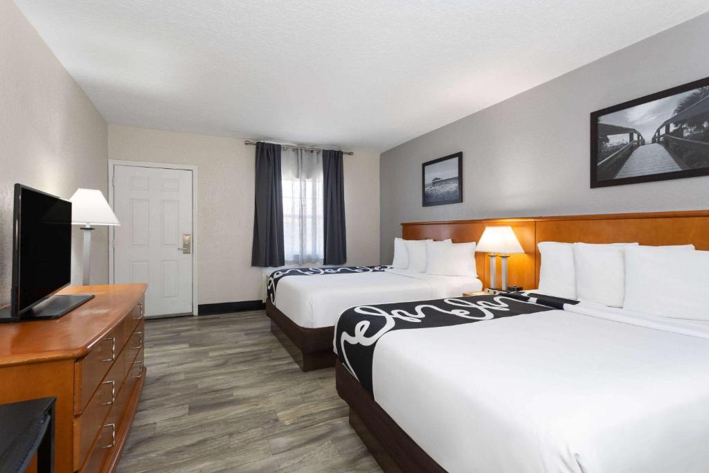 Postel nebo postele na pokoji v ubytování La Quinta Inn by Wyndham Cocoa Beach-Port Canaveral