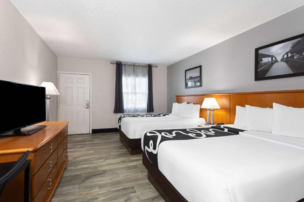 TV a/nebo společenská místnost v ubytování La Quinta Inn by Wyndham Cocoa Beach-Port Canaveral