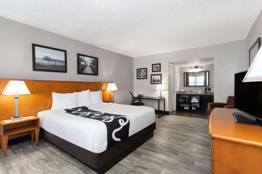 Postel nebo postele na pokoji v ubytování La Quinta Inn by Wyndham Cocoa Beach-Port Canaveral