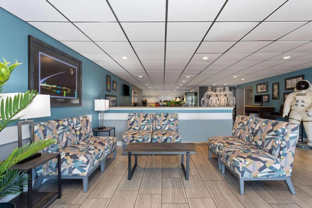 Posezení v ubytování La Quinta Inn by Wyndham Cocoa Beach-Port Canaveral