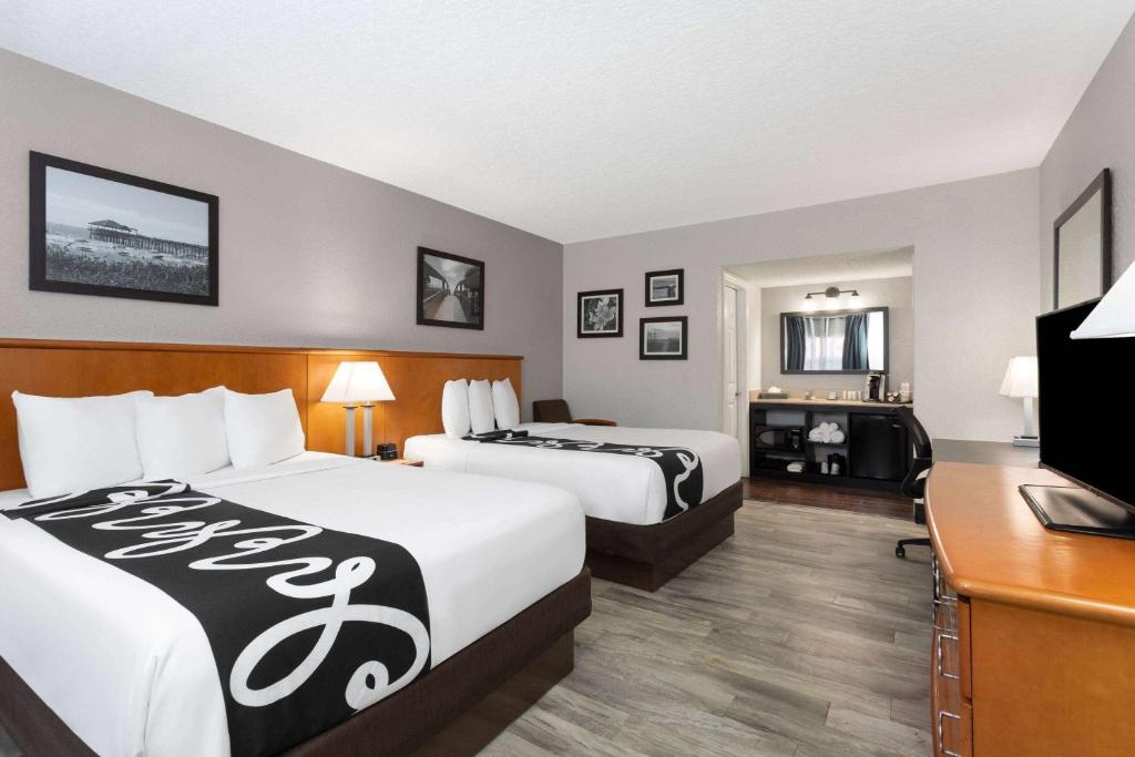 TV a/nebo společenská místnost v ubytování La Quinta Inn by Wyndham Cocoa Beach-Port Canaveral