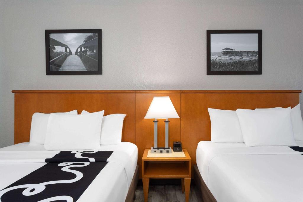Postel nebo postele na pokoji v ubytování La Quinta Inn by Wyndham Cocoa Beach-Port Canaveral