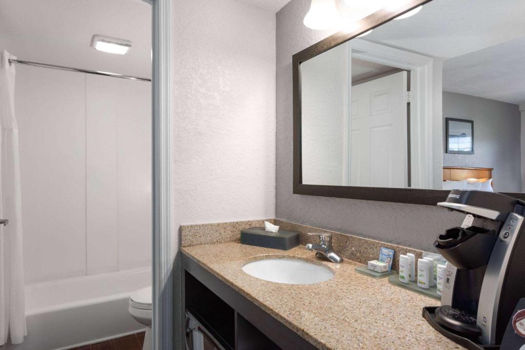 Koupelna v ubytování La Quinta Inn by Wyndham Cocoa Beach-Port Canaveral