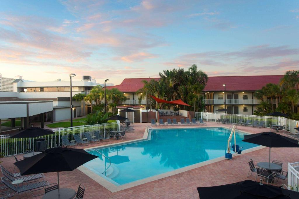 Bazén v ubytování La Quinta Inn by Wyndham Cocoa Beach-Port Canaveral nebo v jeho okolí