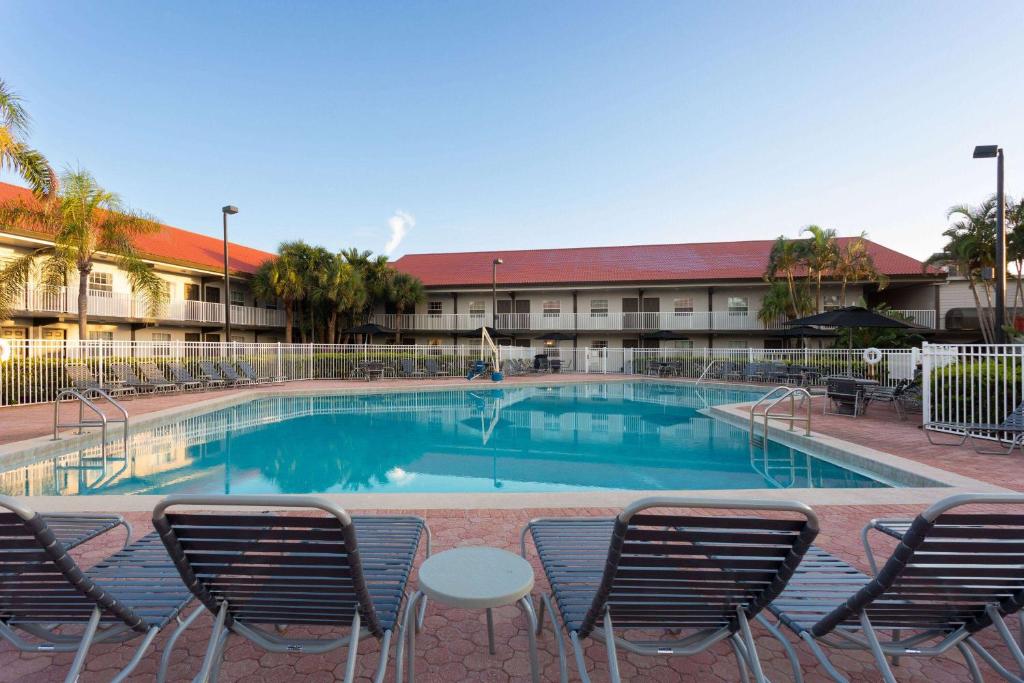 Bazén v ubytování La Quinta Inn by Wyndham Cocoa Beach-Port Canaveral nebo v jeho okolí