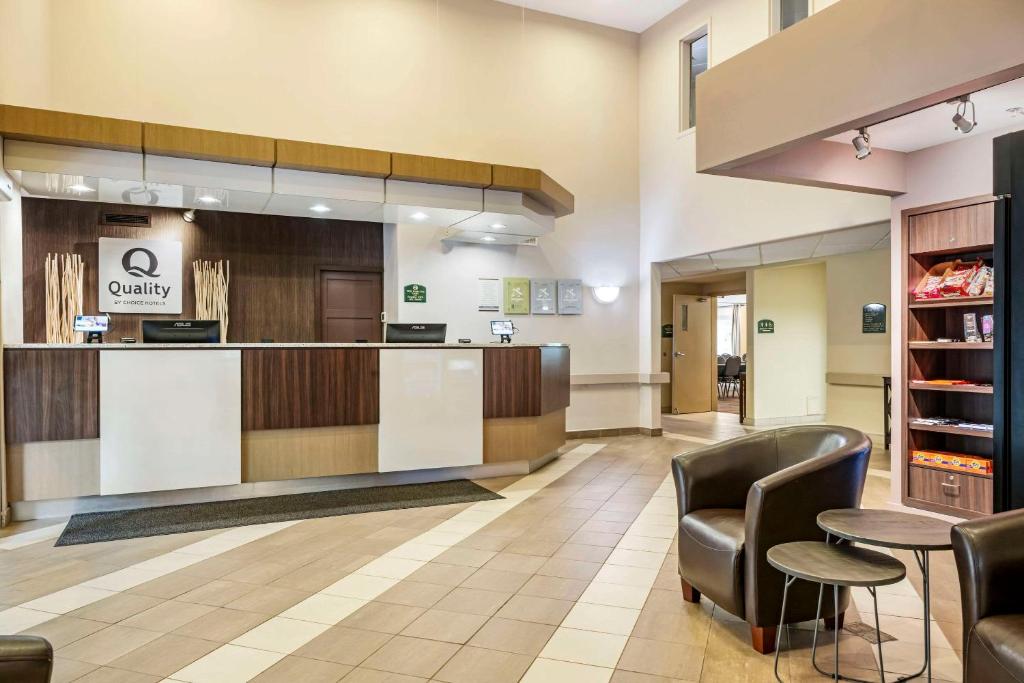Kuchyň nebo kuchyňský kout v ubytování Quality Inn Airport