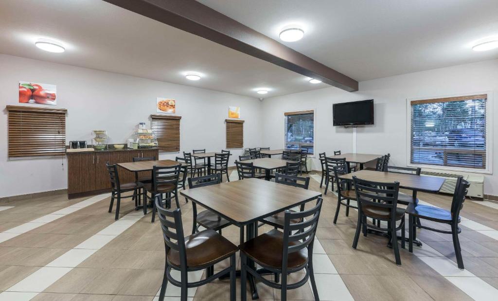 TV a/nebo společenská místnost v ubytování Quality Inn Airport