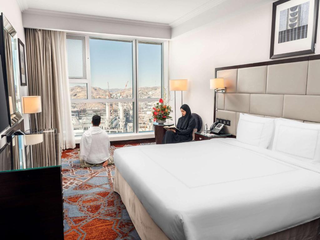 Postel nebo postele na pokoji v ubytování Swissotel Makkah