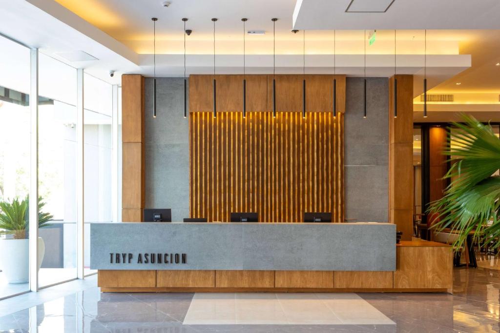 um átrio com uma grande recepção num edifício em Tryp by Wyndham Asuncion em Assunção