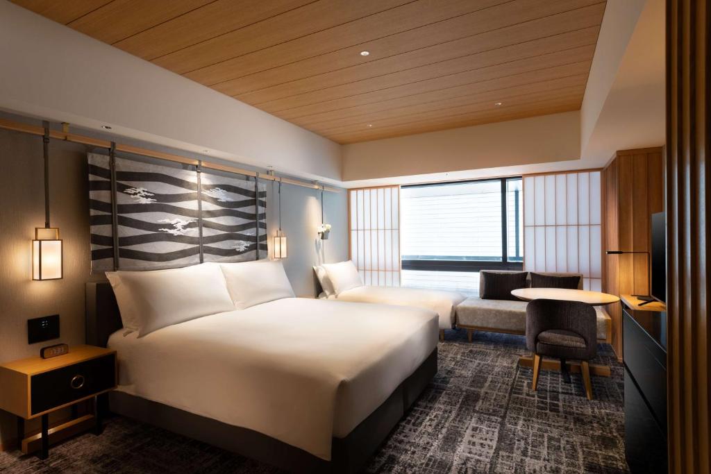 Postel nebo postele na pokoji v ubytování Hilton Kyoto