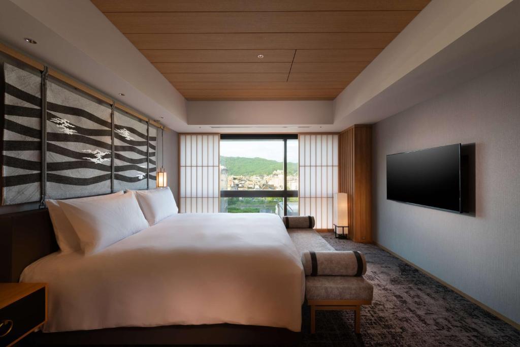 TV a/nebo společenská místnost v ubytování Hilton Kyoto
