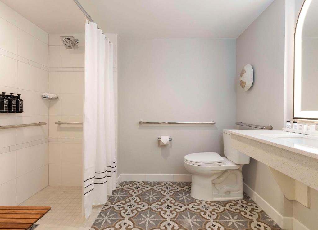 The Singer Oceanfront Resort, Curio Collection by Hilton - 