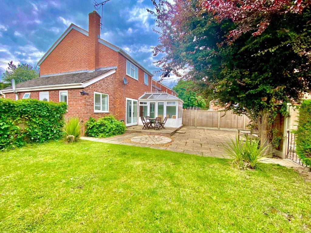 Cosy Family Getaway, 3 Beds, Private Parking & Garden