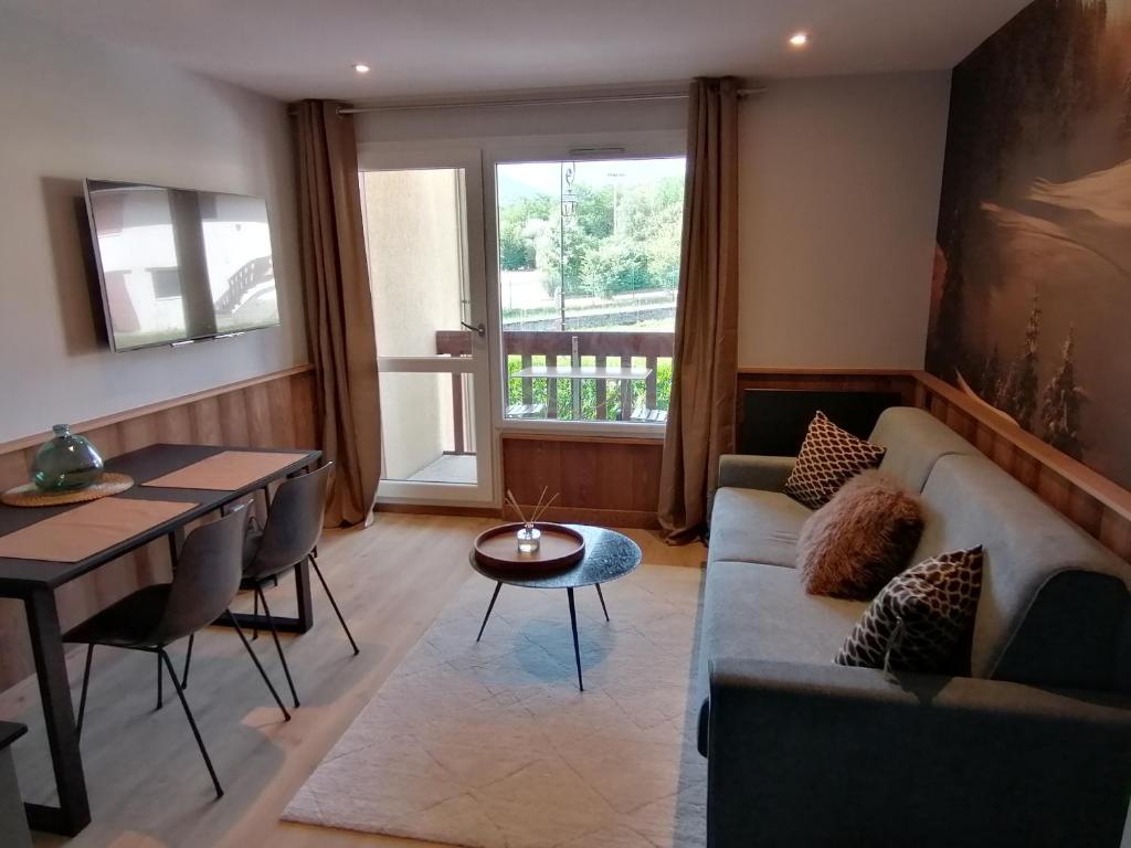 un salon avec un canapé et une table dans l'établissement LE 400 à BSM, à Bourg-Saint-Maurice