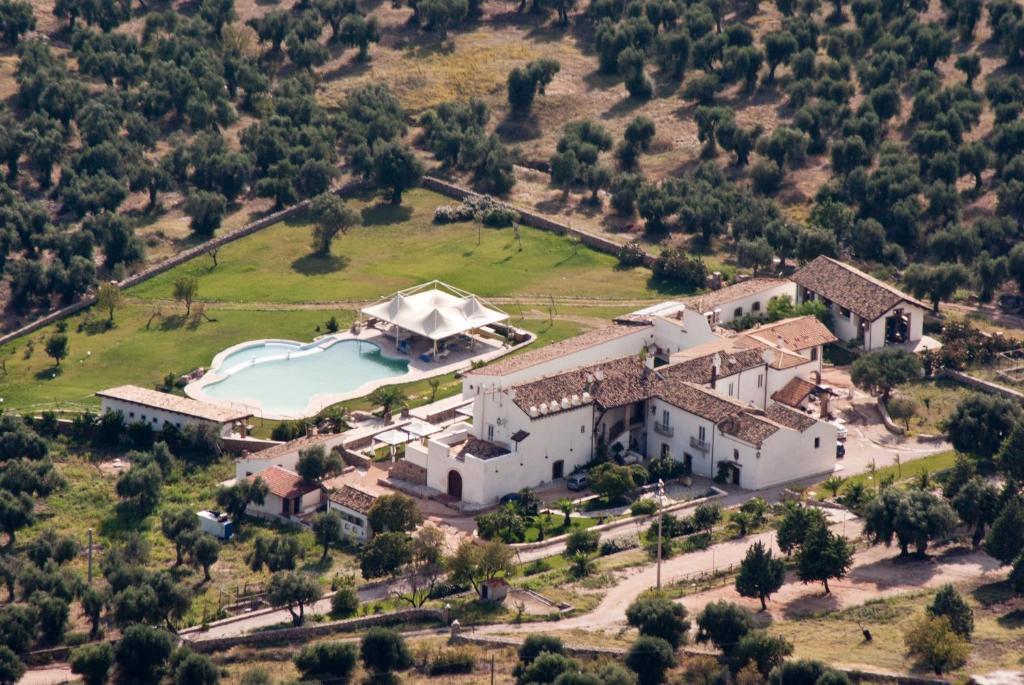 an aerial view of a house with a swimming pool at Tenuta Corigliano in Rignano Garganico