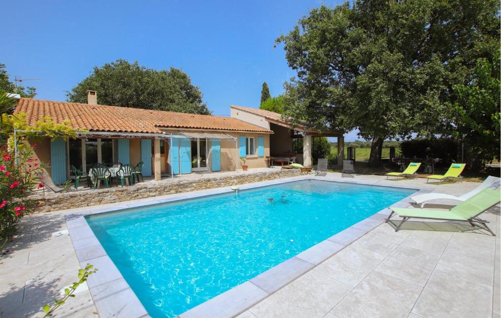 una piscina frente a una casa en Stunning Home In La Baume-De-Transit, en La Baume-de-Transit