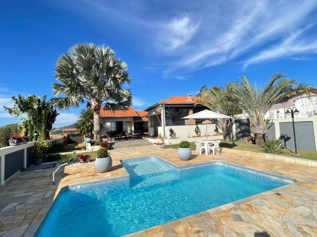 a swimming pool in the backyard of a house at Casa Alto da Boa Vista in Serra Negra