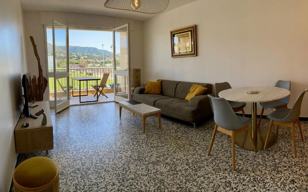 un salon avec un canapé et une table dans l'établissement T3 à 300m plage avec piscine tennis, au Lavandou