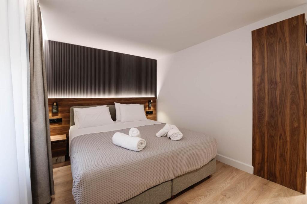 Postel nebo postele na pokoji v ubytování Kantoni Suites