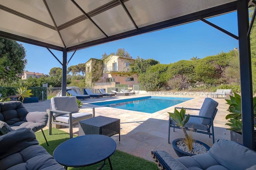 un patio avec des chaises et une piscine dans l'établissement La Villa Julia Two, à Vallauris