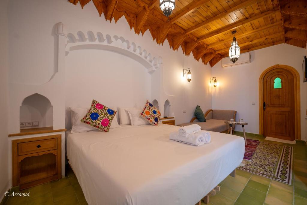 Giường trong phòng chung tại Riad ALHAMBRA