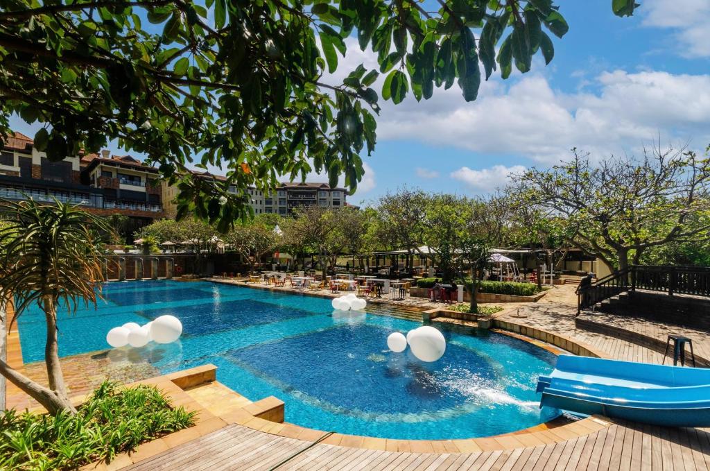 Bazén v ubytování Zimbali condo family room 9 nebo v jeho okolí